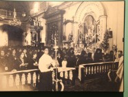 Ceremonia en el interior de la iglesia de Cocharcas, ca. 1920