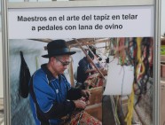 Maestros en el arte del tapíz en telar a pedales con lana de ovino