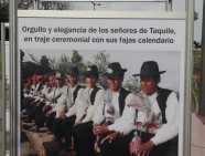 Orgullo y elegancia de los señores de Taquile, en traje ceremonial con sus fajas calendario.