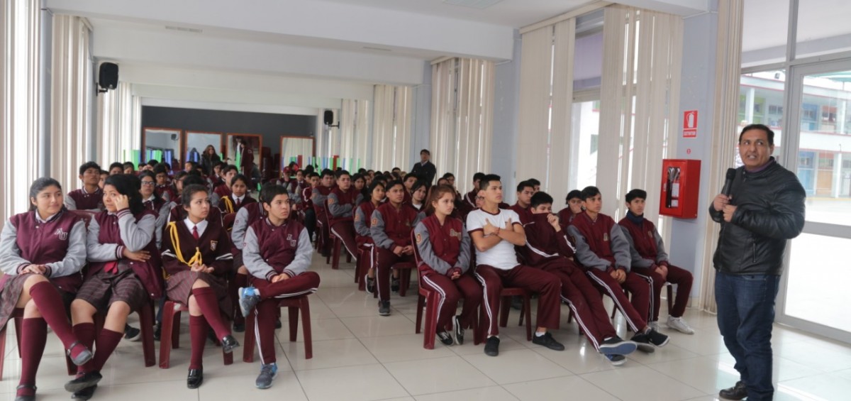 Estudiantes de secundaria reciben charlas sobre personajes históricos del Perú gracias a la Municipalidad de San Isidro (3)